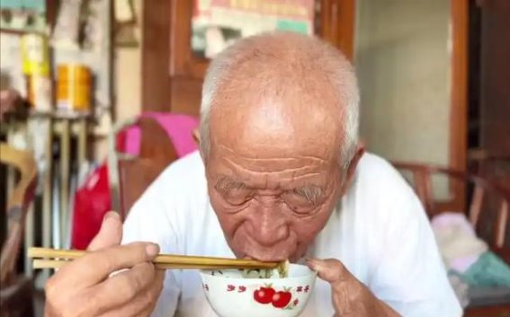 老年人养生必读：哪些食物该远离，癌症风险悄然增加