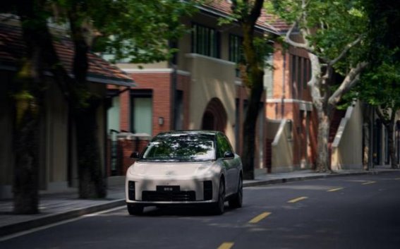 理想汽车的断崖危局：增程失灵与纯电折戟