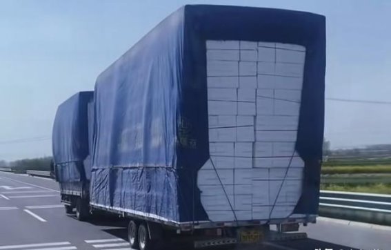 蓝牌拖挂重现江湖：降本妙招还是高速隐患