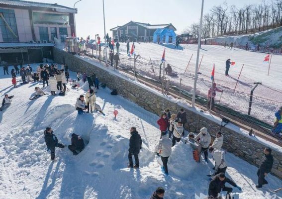 冰雪嘉年华：保康滑雪场激发冬季旅游新活力