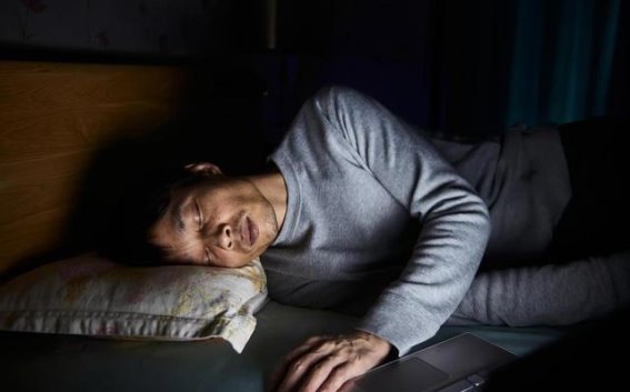 睡前少喝水，如何避免失眠与肾脏负担？