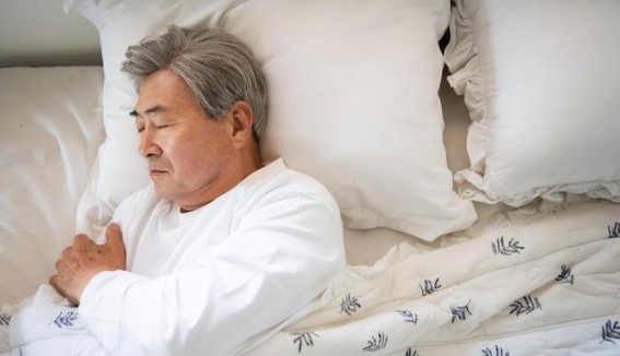 过了60岁，睡前这些坏习惯一定要改，肺部健康不容忽视