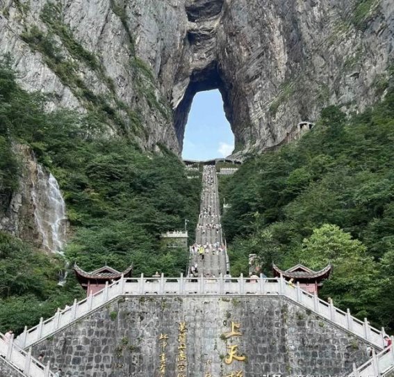 攀登人生的高峰：一步一景，走向山顶