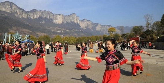 湖北恩施大峡谷：科技与非遗共绘的春节画卷
