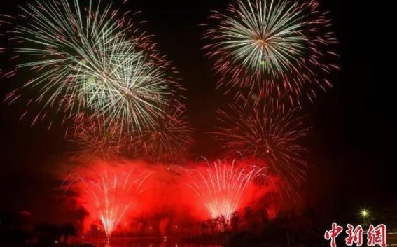跨年烟花秀，南宁园博园点亮新年夜空