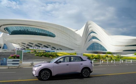 极狐T1与MG4：从配置到续航，哪个更适合家用？