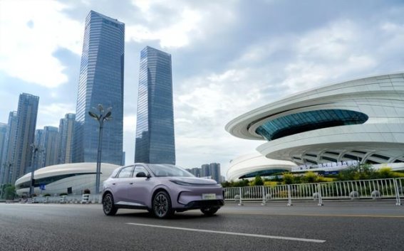 极狐T1：智能与温控并重的家用电动汽车