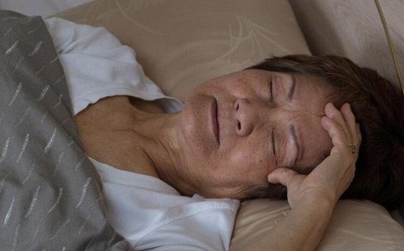 睡觉时露脚有何作用？医生解析失眠与肝脏的微妙关系