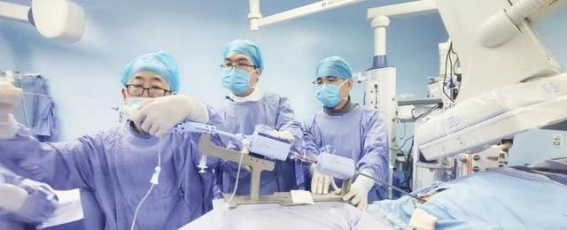 微创手术带来新希望——青岛医院成功实施MitraClip二尖瓣修复术
