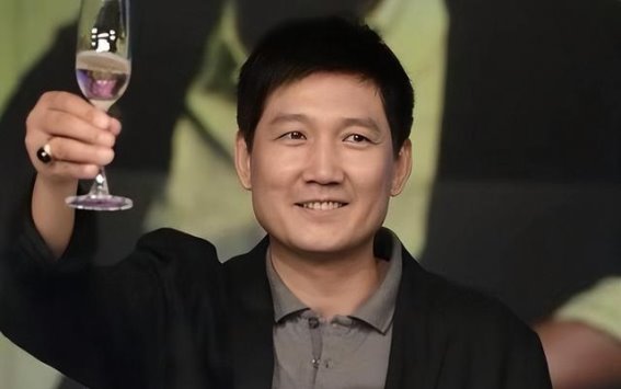 光辉岁月：李崇霄的演艺之路与家庭幸福