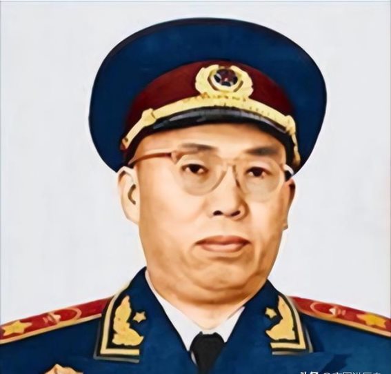 毛主席的第一任秘书：谭政的革命传承与崇高风范