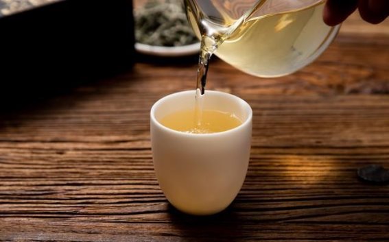 白茶的冲泡艺术：如何掌握水温与技巧，品味生活的精致