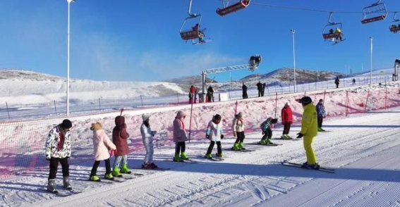 阿勒泰的滑雪课堂：在雪域中成长的幸福之旅