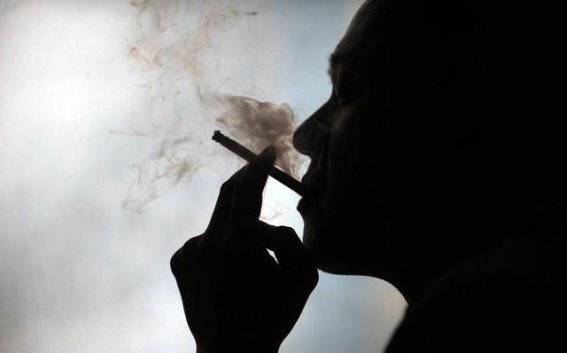 男人断崖式衰老的6大行为，熬夜居第二，第一个很多人忽视！