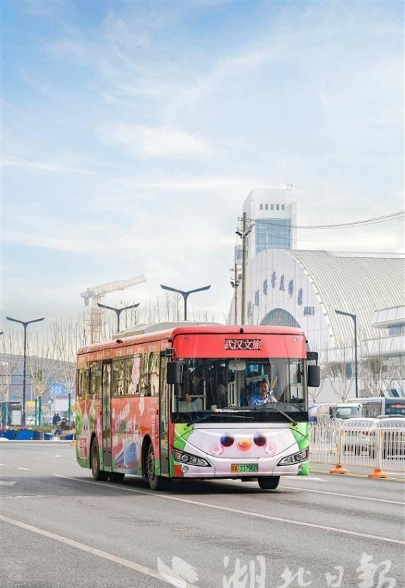 武汉文旅城市环游巴士开启春日之旅，樱花季节的全新旅游体验