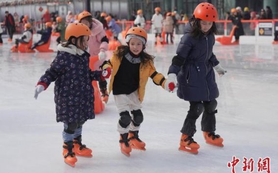 上海室外冰场：新春运动热潮中的冰雪奇遇