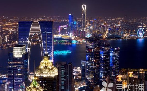 金鸡湖夜色：现代与自然交织的城市天际线