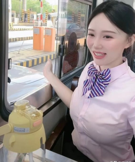 湖南高速收费站美女火爆网络：高颜值与职业形象的完美融合