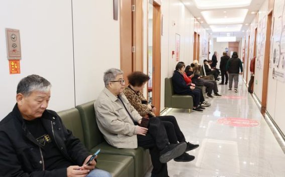 武汉中诺口腔解析：半口种植牙费用与影响因素