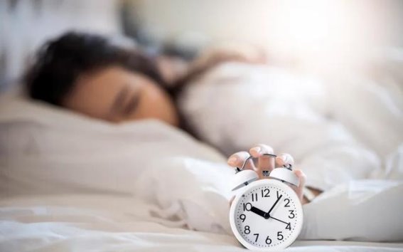 碎片化睡眠的隐患：如何恢复健康的睡眠模式
