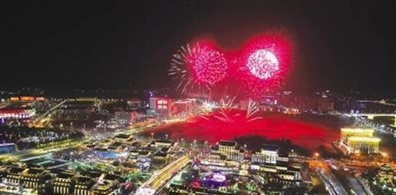 武夷山水城迎新春嘉年华：光影交织，烟花绽放