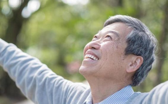 老了才醒悟，在一些子女眼里，我们是父担而不再是英雄了
