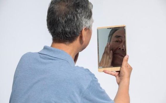 眉毛“飞”起来的老人，有何不同？眉毛变长暗示什么？看完涨知识