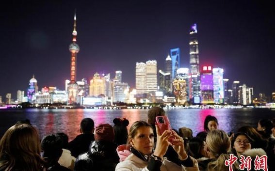 跨年夜的上海：黄浦江畔的光影与欢乐