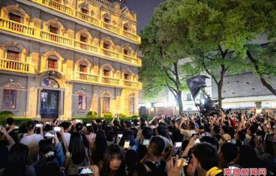 红色记忆再点亮，“光影八一”灯光秀五一假期震撼上演